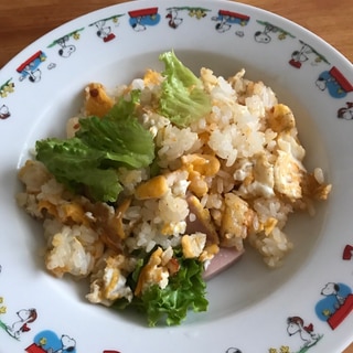 魚肉ソーセージとレタスのピリ辛チャーハン